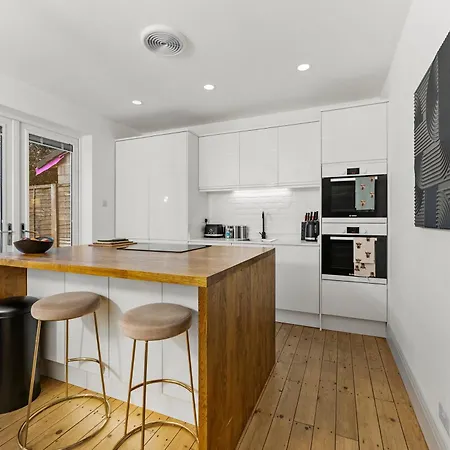 Stunning 3 Bed In - Parking *