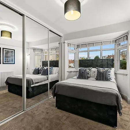 Stunning 3 Bed In - Parking *