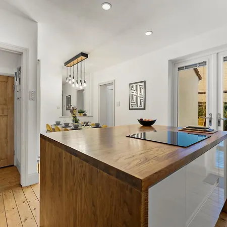 Stunning 3 Bed In - Parking