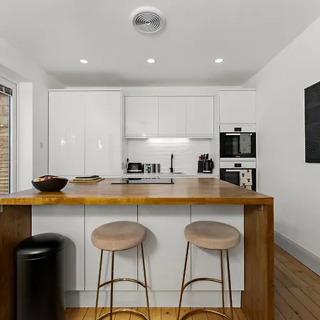 Stunning 3 Bed In - Parking