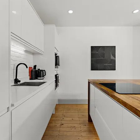 Stunning 3 Bed In - Parking 펜션 *