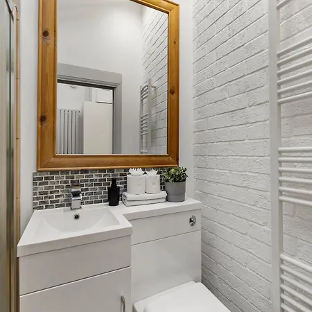 Stunning 3 Bed In - Parking *