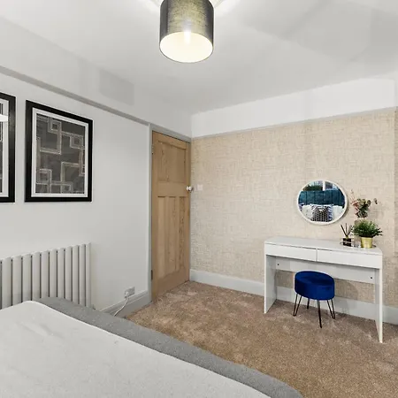 Stunning 3 Bed In - Parking 펜션