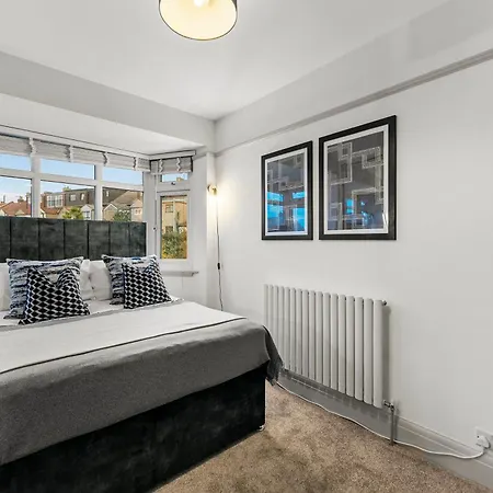 Ferienhaus Stunning 3 Bed In - Parking