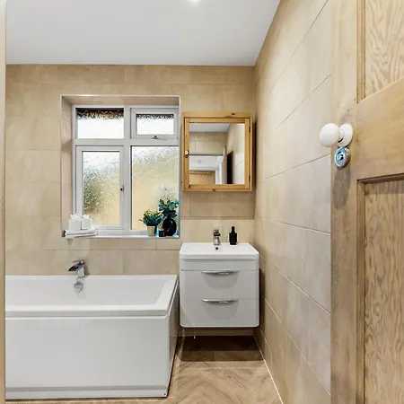 펜션 Stunning 3 Bed In - Parking *