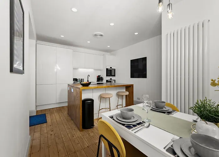 Stunning 3 Bed In - Parking