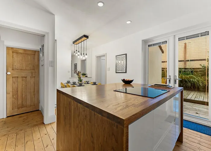 Stunning 3 Bed In - Parking