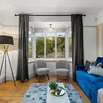 Stunning 3 Bed In - Parking