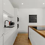 Stunning 3 Bed In - Parking 펜션 *