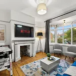 Stunning 3 Bed In - Parking 펜션 *