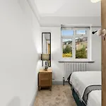 Stunning 3 Bed In - Parking 펜션