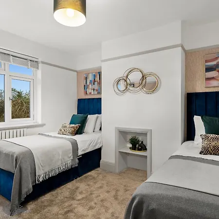 Semesterbostad Stunning 3 Bed In - Parking