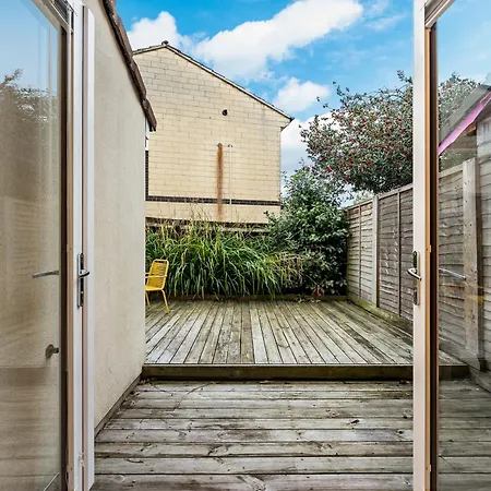 Stunning 3 Bed In - Parking 度假居