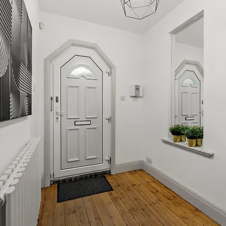 度假居 Stunning 3 Bed In - Parking *