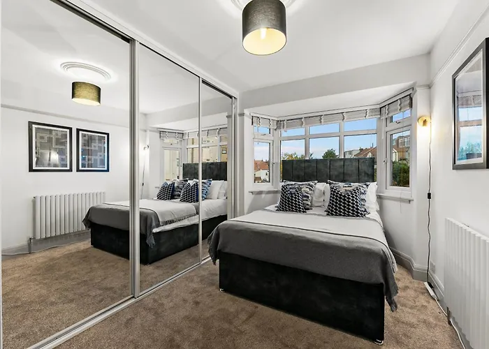 Stunning 3 Bed In - Parking *