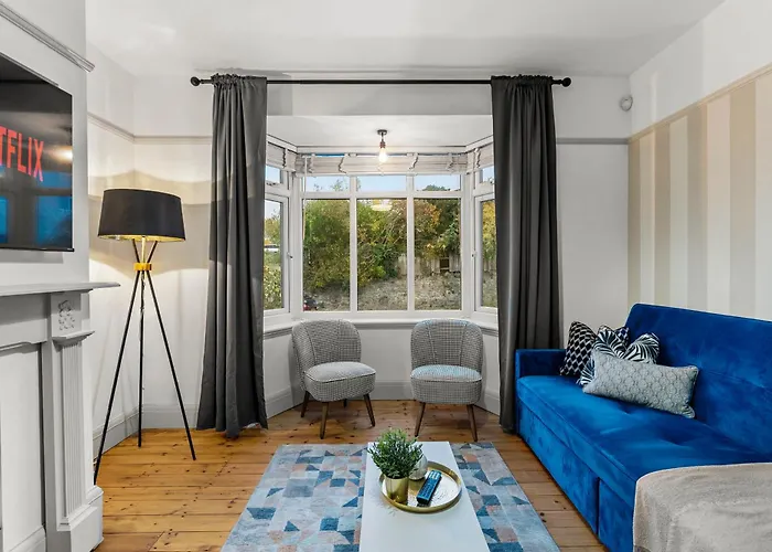 Stunning 3 Bed In - Parking