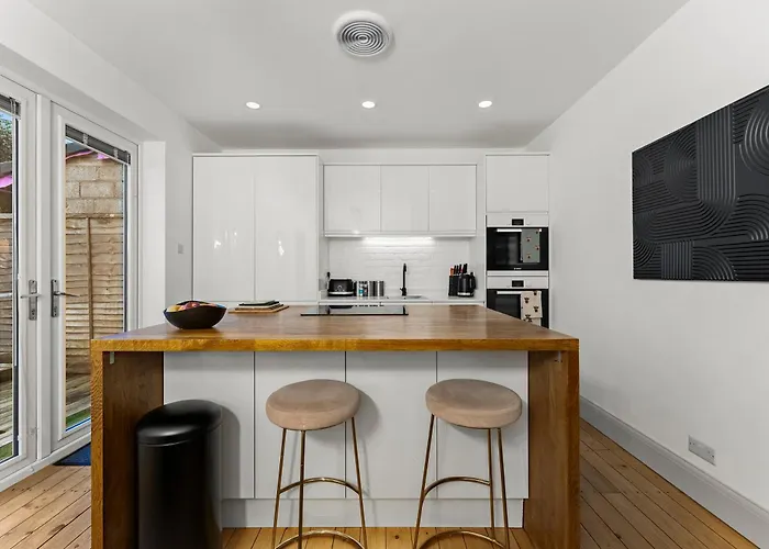 Stunning 3 Bed In - Parking