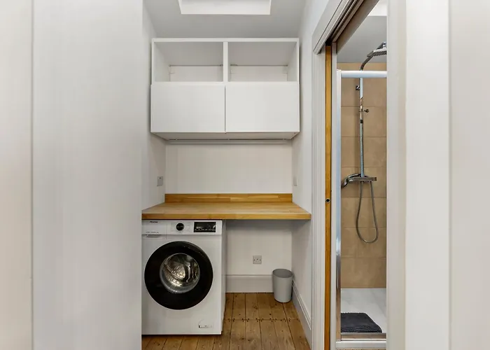 Stunning 3 Bed In - Parking 度假居