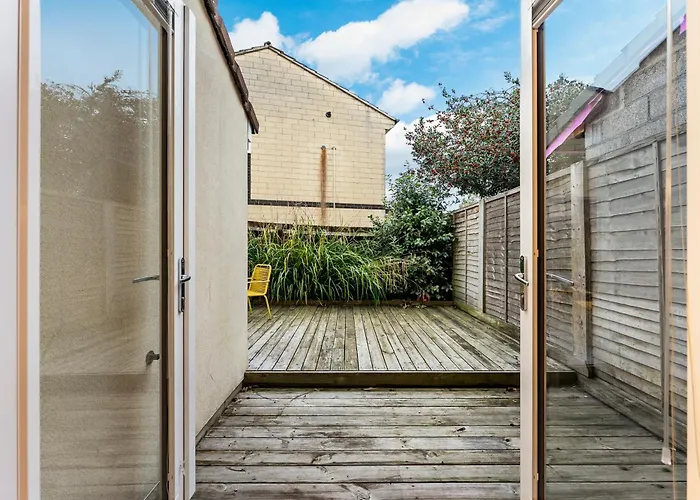 Stunning 3 Bed In - Parking 度假居