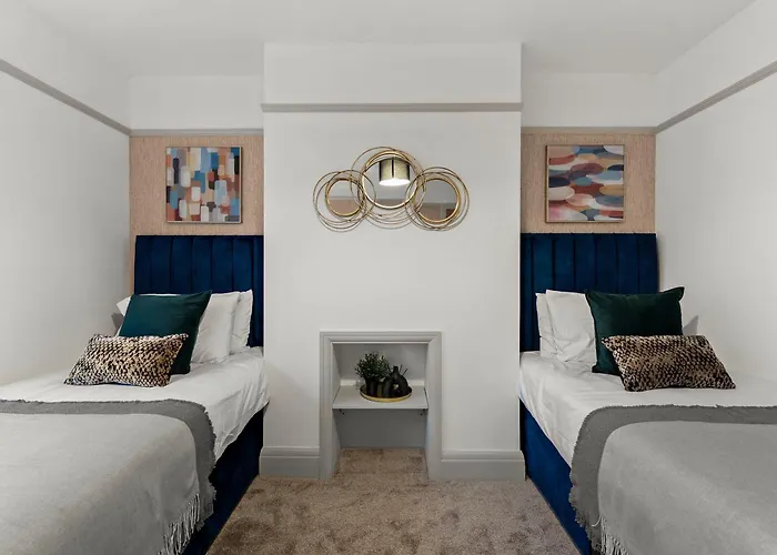 Stunning 3 Bed In - Parking 度假居