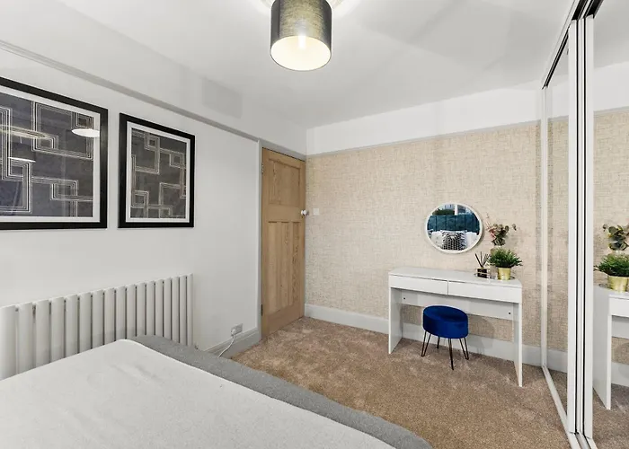 Stunning 3 Bed In - Parking 度假居