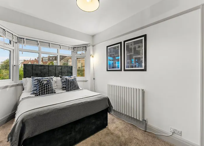 Semesterbostad Stunning 3 Bed In - Parking