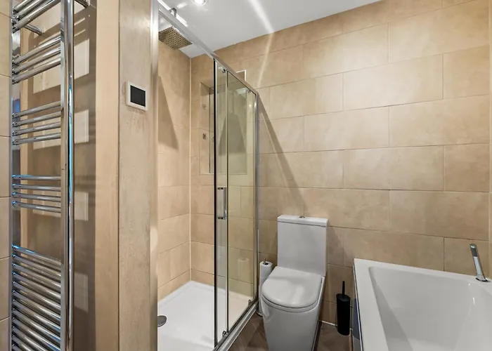 度假居 Stunning 3 Bed In - Parking *