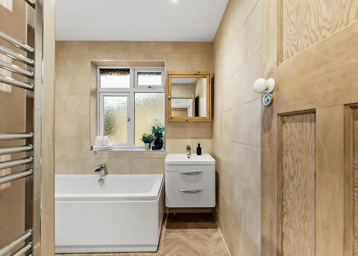 度假居 Stunning 3 Bed In - Parking *